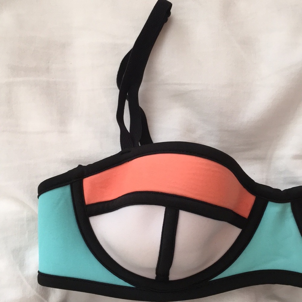 Bikini - Picture 2 of 4